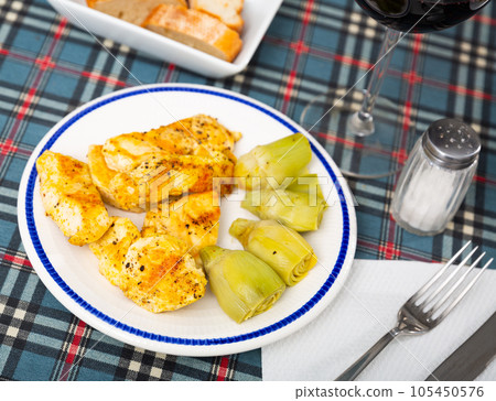 Grilled chicken fillet with artichokes 105450576