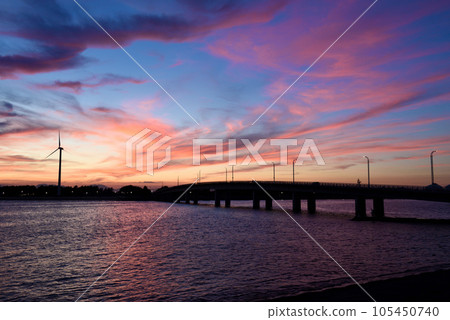燦爛的暮色天空和大海 105450740