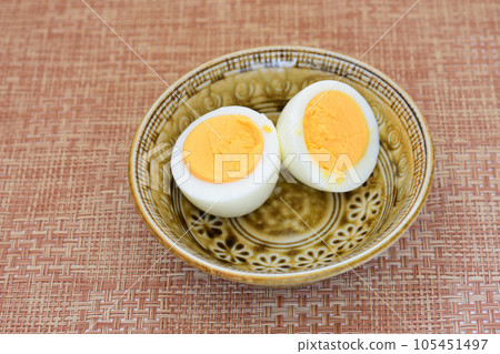 煮雞蛋切成兩半 105451497