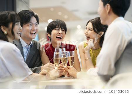 Young men and women toasting Party image Photography cooperation: Credisce (Maruzen Yushodo Co., Ltd.) Young men and women toasting Party image Photography cooperation: Credisce (Maruzen Yushodo Co., Ltd.) 105453025