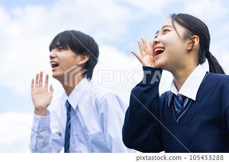 高中男孩和女孩大聲呼喊 105453288