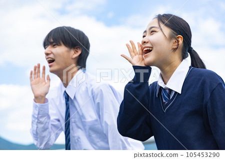 高中男孩和女孩大聲呼喊 105453290