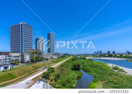 Cityscape of Kawasaki, Japan Summer, intense heat... Views of the Tama River, flocks of waterfowl, tower apartments in front of Musashi-Kosugi Station, etc. Cityscape of Kawasaki, Japan Summer, intense heat... Views of the Tama River, flocks of waterfowl, tower apartments in front of Musashi-Kosugi Station, etc. 105453382