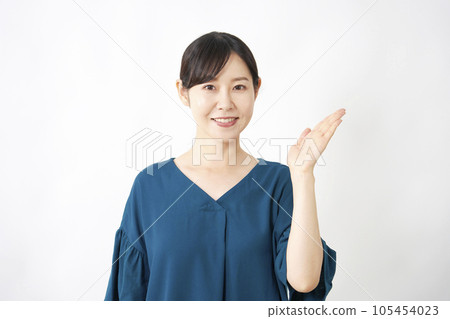中年婦女用手掌白色背景指向右側 105454023