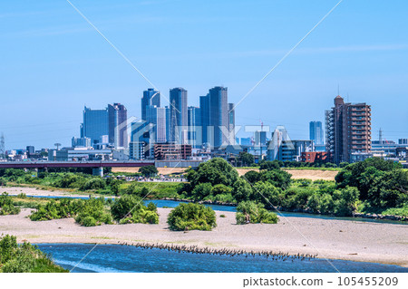日本川崎的街景 夏天,酷熱……多摩川的景色、成群的水鳥、武藏小杉站前的塔樓公寓等。 日本川崎的街景 夏天,酷熱……多摩川的景色、成群的水鳥、武藏小杉站前的塔樓公寓等。 105455209