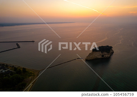 無人機 | 航拍奧能登觀光地見附島（又稱軍艦島）和清爽早晨的日出 | 石川縣珠洲市 105456759