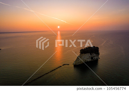 無人機 | 航拍奧能登觀光地見附島(又稱軍艦島)和清爽早晨的日出 | 石川縣珠洲市 無人機 | 航拍奧能登觀光地見附島(又稱軍艦島)和清爽早晨的日出 | 石川縣珠洲市 105456774