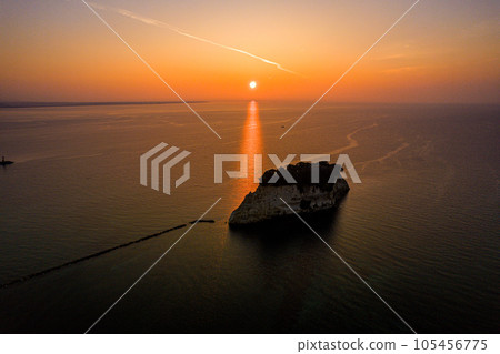 無人機 | 航拍奧能登觀光地見附島(又稱軍艦島)和清爽早晨的日出 | 石川縣珠洲市 無人機 | 航拍奧能登觀光地見附島(又稱軍艦島)和清爽早晨的日出 | 石川縣珠洲市 105456775