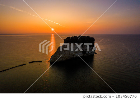 無人機 | 航拍奧能登觀光地見附島(又稱軍艦島)和清爽早晨的日出 | 石川縣珠洲市 無人機 | 航拍奧能登觀光地見附島(又稱軍艦島)和清爽早晨的日出 | 石川縣珠洲市 105456776