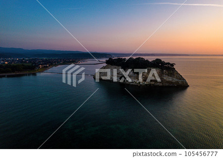 無人機 | 航拍奧能登觀光地見附島(又稱軍艦島)和清爽早晨的日出 | 石川縣珠洲市 無人機 | 航拍奧能登觀光地見附島(又稱軍艦島)和清爽早晨的日出 | 石川縣珠洲市 105456777