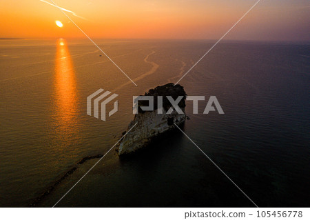 無人機 | 航拍奧能登觀光地見附島(又稱軍艦島)和清爽早晨的日出 | 石川縣珠洲市 無人機 | 航拍奧能登觀光地見附島(又稱軍艦島)和清爽早晨的日出 | 石川縣珠洲市 105456778
