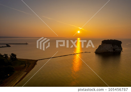 無人機 | 航拍奧能登觀光地見附島（又稱軍艦島）和清爽早晨的日出 | 石川縣珠洲市 105456787