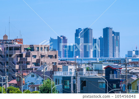 日本川崎的城市景觀 夏季,酷熱...從二子新地一側看到武藏小杉站前的塔樓公寓 日本川崎的城市景觀 夏季,酷熱...從二子新地一側看到武藏小杉站前的塔樓公寓 105456848