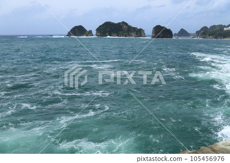 潮汐流、珊瑚礁、洶湧的海浪 105456976