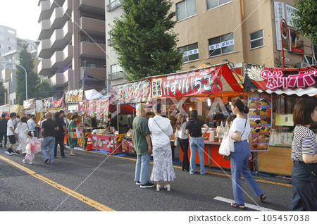 The late afternoon sun pouring down on the stalls at the fair. It's almost dusk and feel the nostalgia and healing from the lights of the stalls 105457038