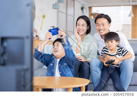 全家福 一家人享受電子遊戲 105457058