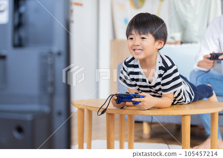 男孩玩電子遊戲 105457214