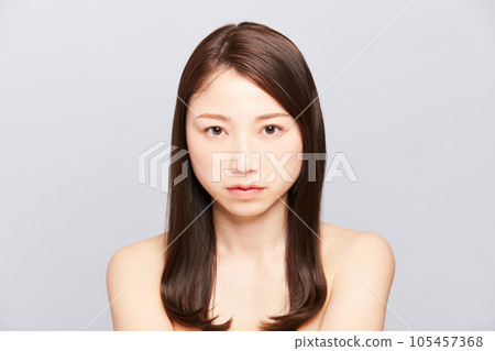 美麗的年輕日本女人與美麗的頭髮 105457368