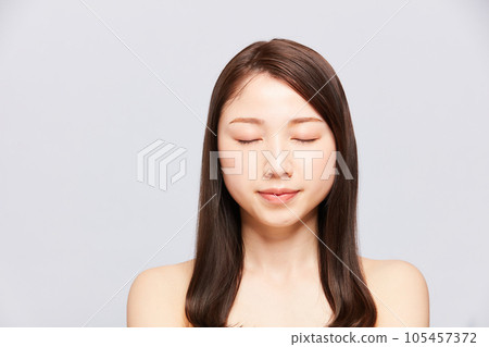 美麗的年輕日本女人與美麗的頭髮 105457372