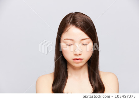 美麗的年輕日本女人與美麗的頭髮 105457373