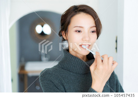 Photo of a woman brushing her teeth 105457435
