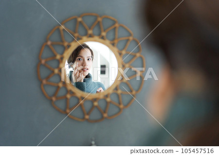 一個女人照鏡子的照片 105457516