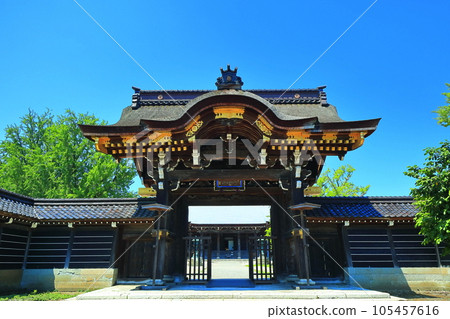 [Toyama Prefecture] Karamon Gate of Shokoji Temple in sunny weather 105457616
