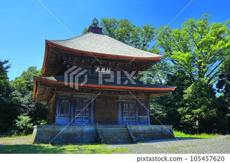[Toyama Prefecture] Sutra hall of Shokoji Temple in sunny weather 105457620