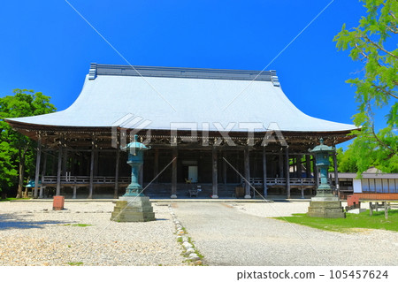 [Toyama Prefecture] The huge main hall of Shokoji Temple in sunny weather (National Treasure) 105457624