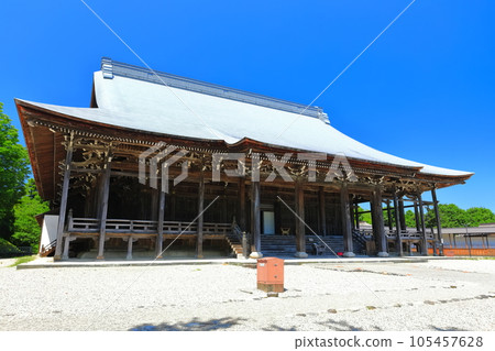 [Toyama Prefecture] The huge main hall of Shokoji Temple in sunny weather (National Treasure) 105457628