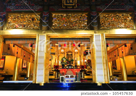 [Toyama Prefecture] Inside the huge main hall of Shokoji Temple in sunny weather 105457630