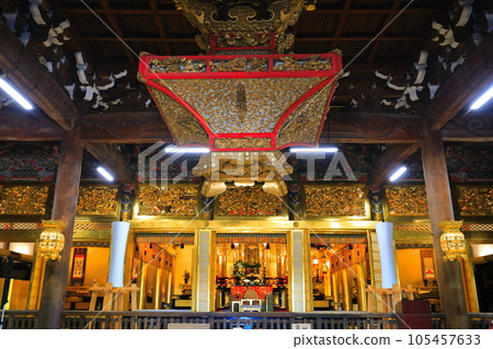 [Toyama Prefecture] Inside the huge main hall of Shokoji Temple in sunny weather 105457633
