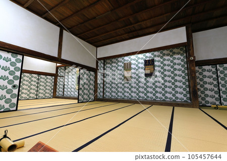 [Toyama Prefecture] Inside the large hall and Shikidai of Shokoji Temple in sunny weather 105457644