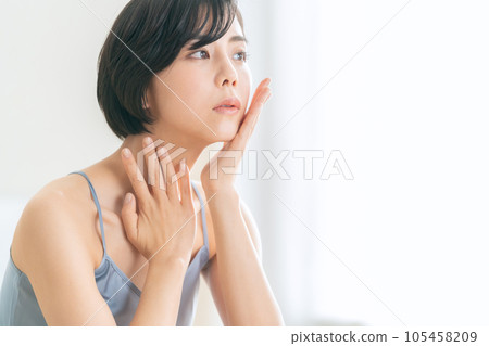 一名年輕女子正在做皮膚護理 105458209