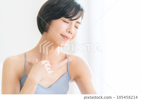 一名年輕女子正在做皮膚護理 105458214