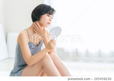 A young woman doing skin care 105458230