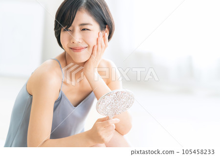 A young woman doing skin care 105458233