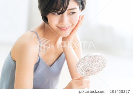 一名年輕女子正在做皮膚護理 105458237