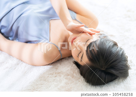 躺著做皮膚護理的年輕女人 105458258