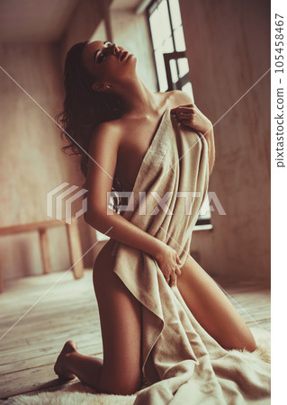 Nude woman portrait 105458467
