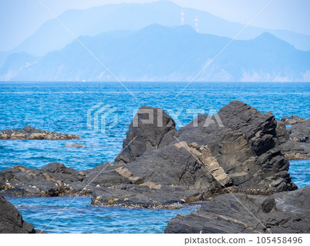 岩石和大海。夏季(七月)日本海沿岸平靜。 岩石和大海。夏季(七月)日本海沿岸平靜。 105458496