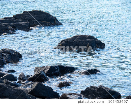 岩石和大海。夏季(七月)日本海沿岸平靜。 岩石和大海。夏季(七月)日本海沿岸平靜。 105458497