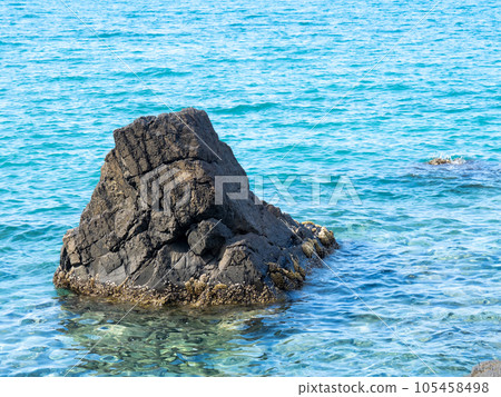 岩石和大海。夏季(七月)日本海沿岸平靜。 岩石和大海。夏季(七月)日本海沿岸平靜。 105458498
