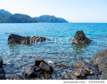 岩石和大海。夏季（七月）日本海沿岸平靜。 105458499