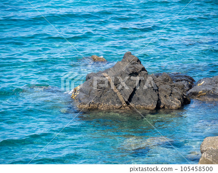 岩石和大海。夏季（七月）日本海沿岸平靜。 105458500