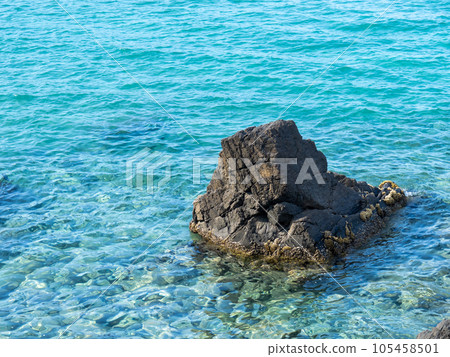 岩石和美麗的大海。夏季（七月）日本海沿岸平靜。 105458501