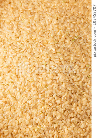 Brown rice 105458707