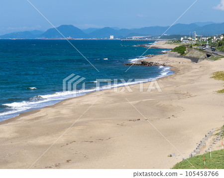 作為《稻葉的白兔》的舞台的白兔海灘(鳥取縣鳥取市)的沙灘風光,以及夏季(7月)藍色的日本海。 作為《稻葉的白兔》的舞台的白兔海灘(鳥取縣鳥取市)的沙灘風光,以及夏季(7月)藍色的日本海。 105458766