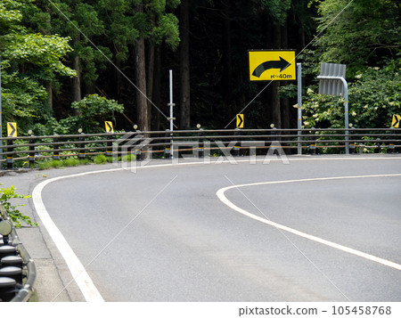 道路的曲線。國道29號線,鳥取縣八津郡若狹町。 道路的曲線。國道29號線,鳥取縣八津郡若狹町。 105458768