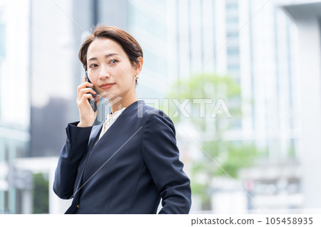 在辦公區使用智能手機的女商人 在辦公區使用智能手機的女商人 105458935